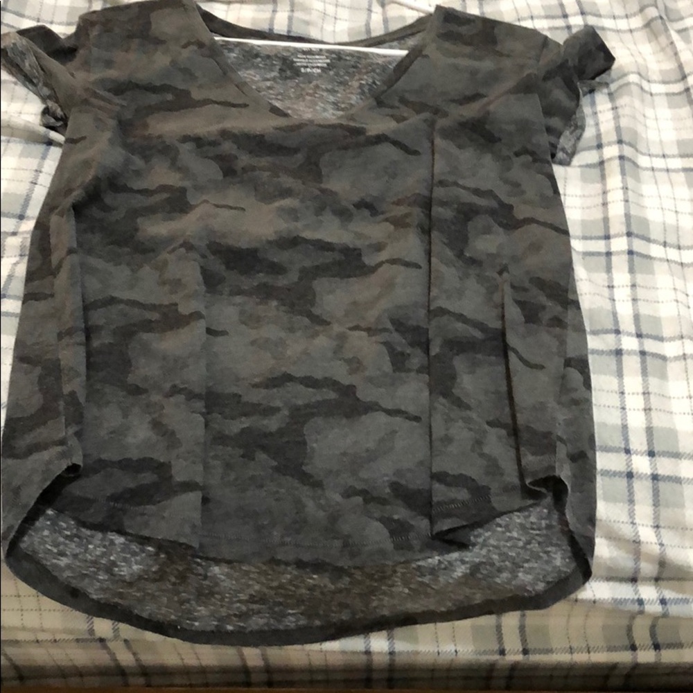 Short sleeve v-neck shirt